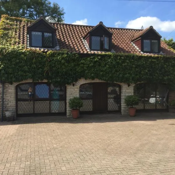 The Coach House at BYRE HOUSE, מלון בCoalpit Heath