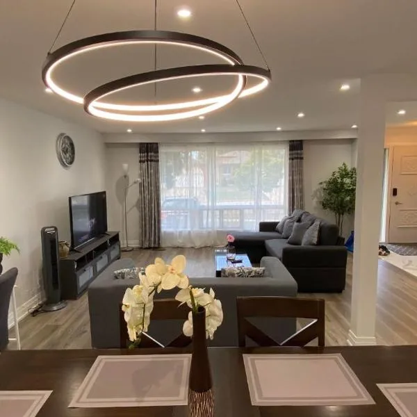 Spectacular 3 BR 2 WR House - Close to Airport, hotel em Toronto