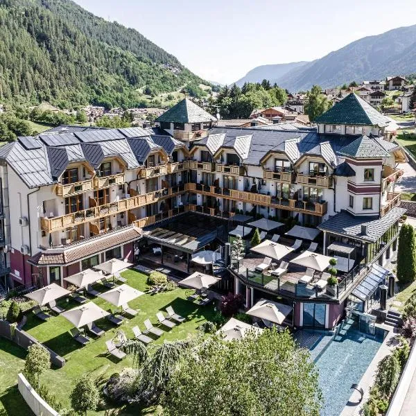 Tevini Dolomites Charming Hotel, hotel v mestu Commezzadura