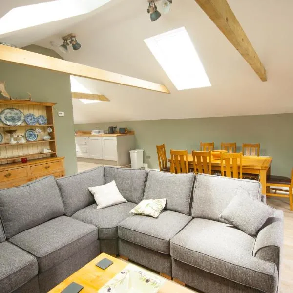 Luxury three bedroom property with hot tub, hotel in West Wellow