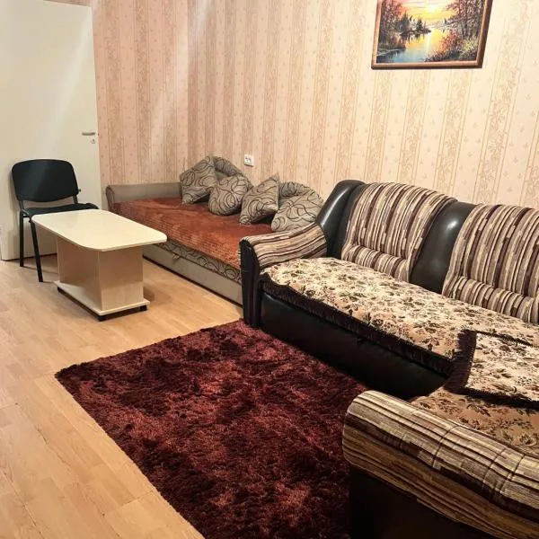 Ореховая горка Апартаменты с балконом и лифтом, hotel en Narva