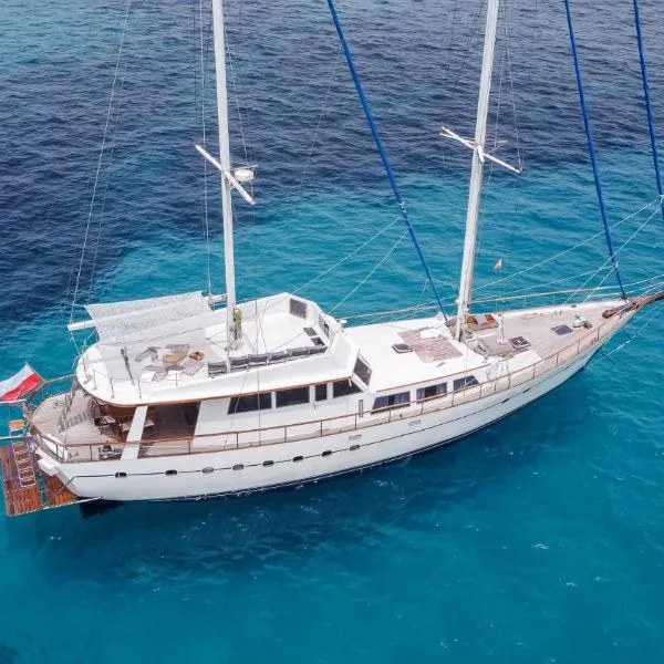 SPACIOUS YACHT HOTEL BARCELONA CITY CENTER 5 CABINs, hotel in Barcelona