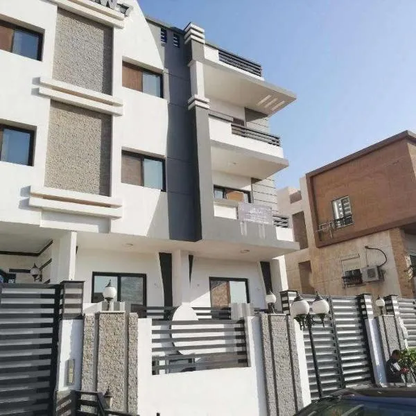 Viesnīca Villa Duplex 4-bedroom with Garden with Parking pilsētā Sheikh Zayed