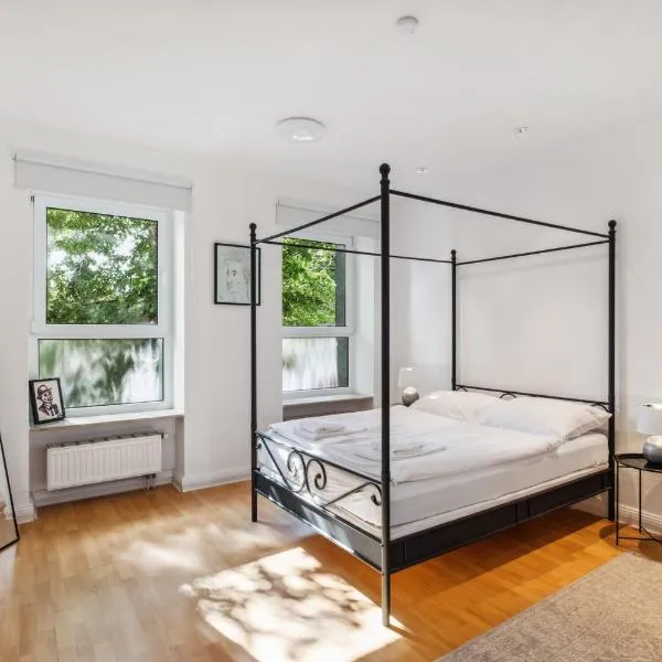 Bright 3-room apartment near Prenzlauer Berg, hotel in Berlin