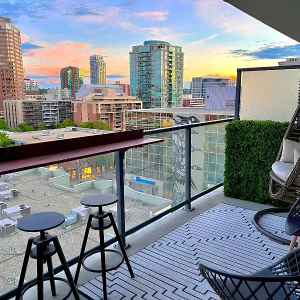 LUXURY DT, 2 Bedroom DEAL, Private Balcony, Full Kitchen, Gym - FREE PARKING, hotel in Calgary