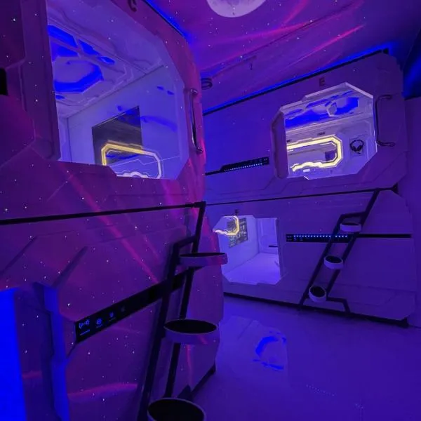 BMAX SPACEPODS sleep in space - 4mins from Mactan Airport, hôtel à Pusok