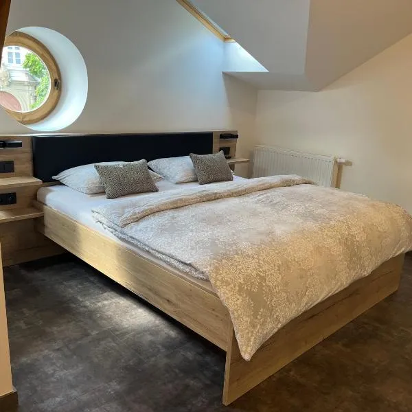 Penzion a Restaurace ZÁMECKÁ VRÁTNICA, hôtel à Vizovice