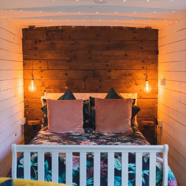 The Horrrsebox Tinyhouse Glamping, hotel in Garadice