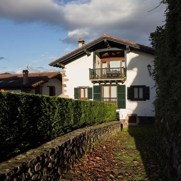 Casa Rural Senperenea I Landetxea, hotel in Irurita