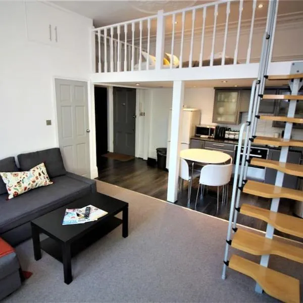 Well Appointed Garden Condo in Kensington Olympia, Hotel in London