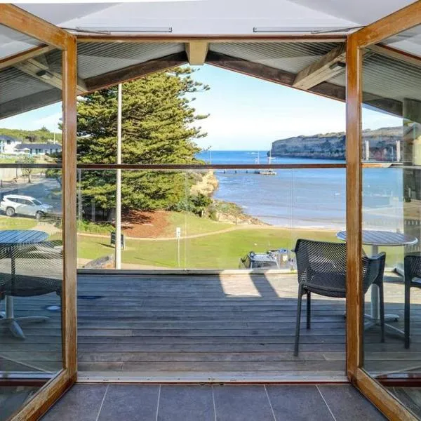 12 Rocks Beach View Loft Central Port Campbell、ポート・キャンベルのホテル