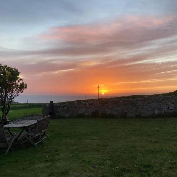 Lovely spacious flat with sea views, sunsets, garden and woodburner, hotel i Sennen