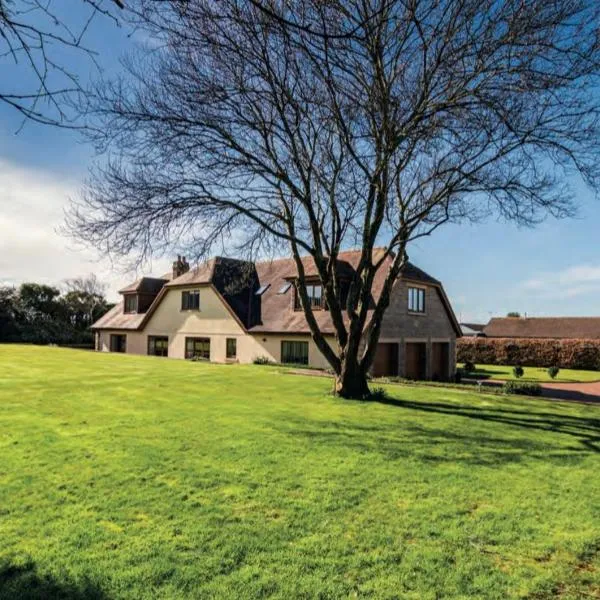 Luxury, Spacious Home with Private Driveway Beaches and Gower in close proximity, hotel in Parkmill