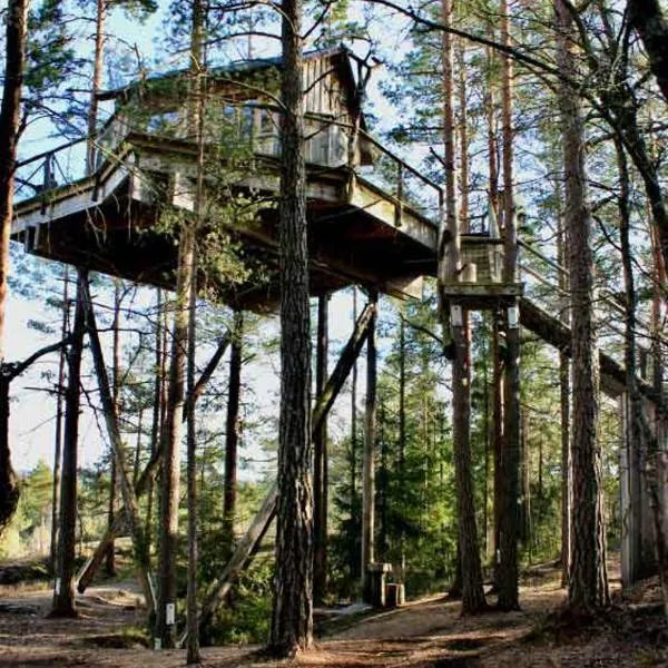 Tretopphytter På Grensen - Elghytta med robåt og gjeddefiske, hôtel à Halden