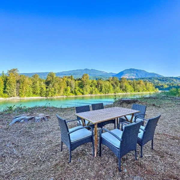 Dreamy Riverside Cabin with Fireplace and Grill, hotel in Concrete