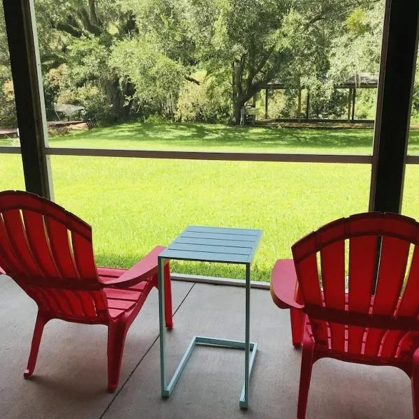 Hidden City Riverfront Apt Near Lakes Golf & Disney, hotel a Kissimmee