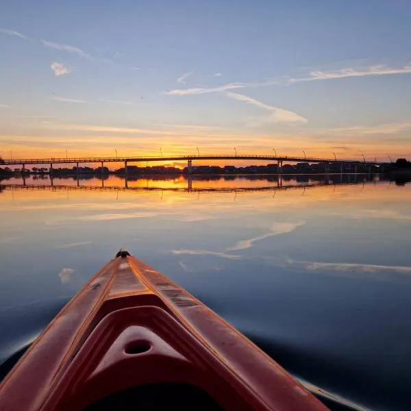 Hausboot auf dem Wangermeer, hotel in Wangerland