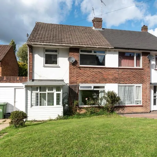 3 Bedrooms house ideal for long Stays!, hotel em Southampton