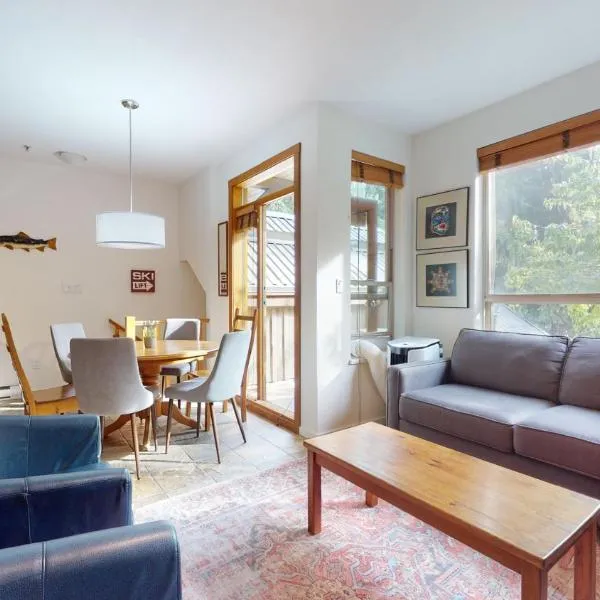 2BR in Symphony close to Whistler Village with Complex Hot Tub and Gas Fireplace, ξενοδοχείο σε Γουίσλερ