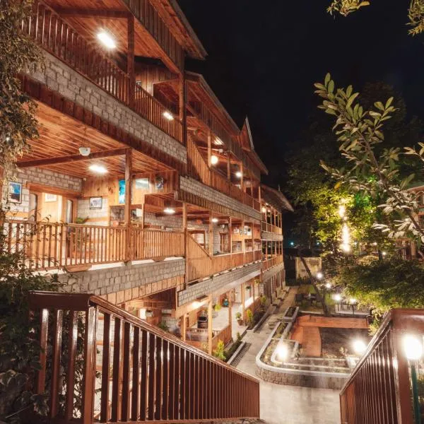 Hotel Negi's Mayflower A heritage Since 1965, hotel sa Manāli