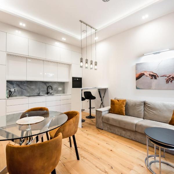 Złota Sophisticated Apartment by BookingHost, Varšava