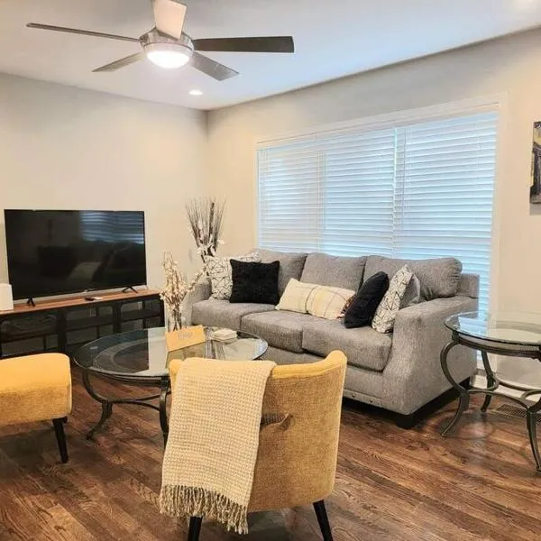 Refreshed!! Private 4BRMs 2 Bath - 2 King Beds!!, hotel in Smyrna