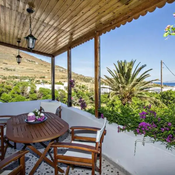 Spacious apartment with view and garden for kids!, hotel v destinaci Tinos
