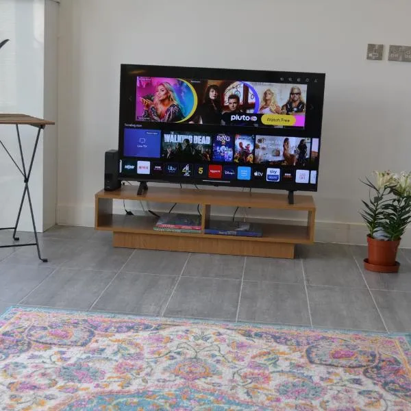 Lovely & Spacious 2-Bedroom Apartment with Balcony and Free Parking, Hotel in Oxford