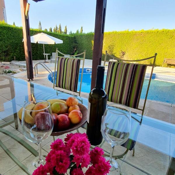 Villa Victoria 400 meters to the beach, Peyia