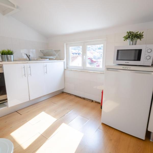 118 D - Lisbon Avenida Roof Apartment, Lizbona