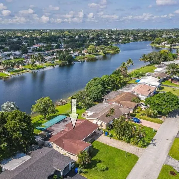 Private Lakefront Home in Miami/Pembroke, khách sạn ở Pembroke Pines