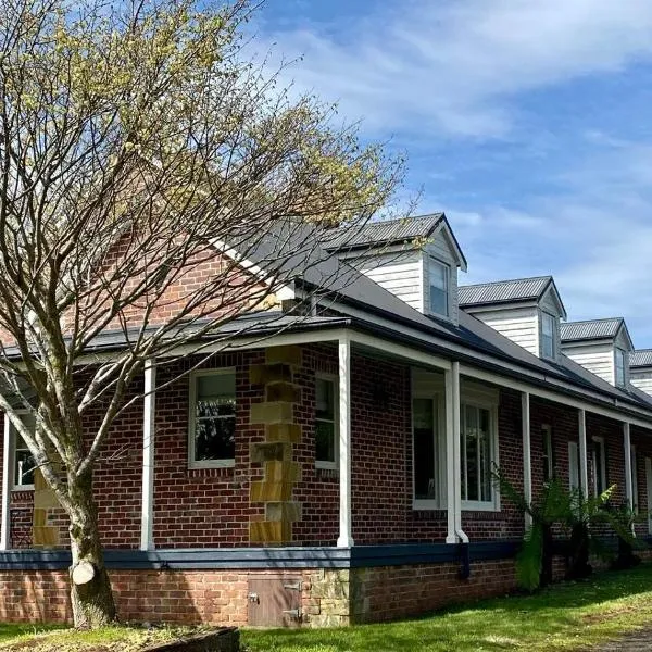 Lady Heleena's At Strahan, отель в городе Стран