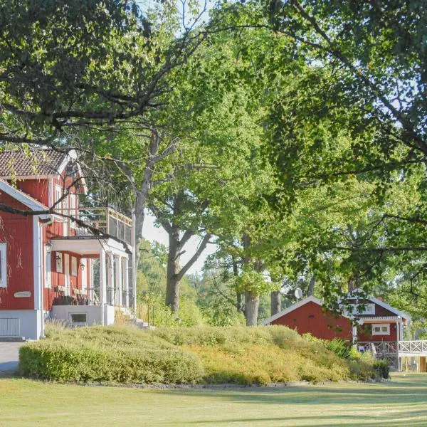 Sjönära boende med tennis- och fotbollsplan, hotel in Flen