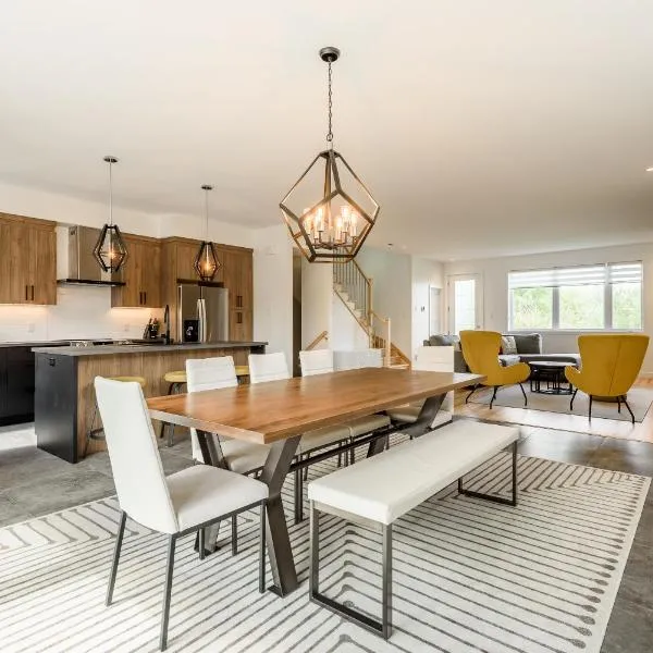 Le Memph Aigle spacious comfortable condo cottage eco friendly 3 bedrooms - hot tub & pool Memphrémagog Lake, hôtel à Magog