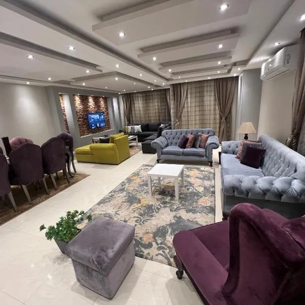 Cozy and Modern Apartment for Rent in Mohandessin, hotel in Cairo