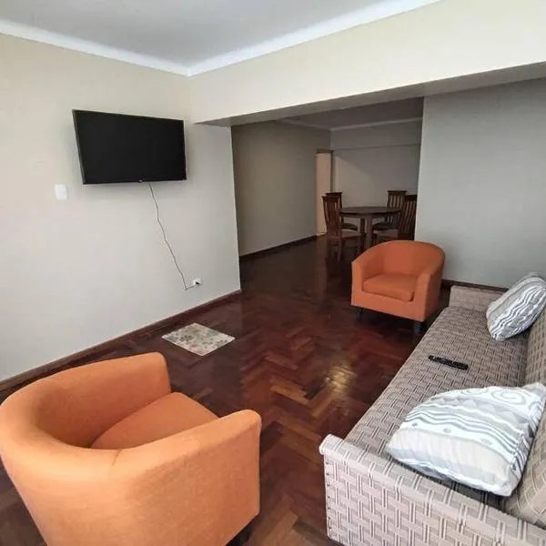 Amplio y Céntrico departamento en Tacna, Estacionamiento por día、タクナのホテル