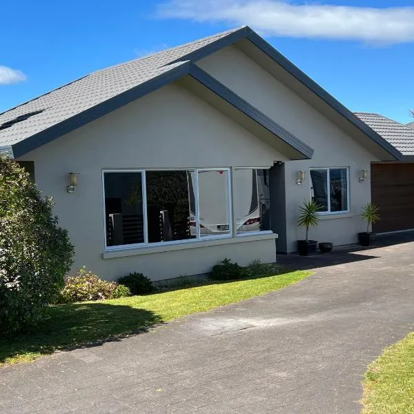 Large stand alone home with two living areas., Hotel in Taupo