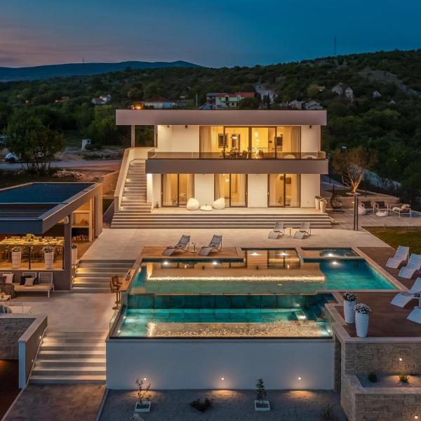 Luxury Villa Arya with 77sqm heated pool, hot-tub, sauna, gym, billiard, playgrounds, 6 bedroom, Bajagić