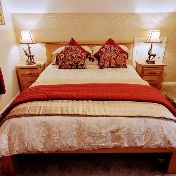 Self catering upper floor flat at Woodend house, Hotel in Balmacara