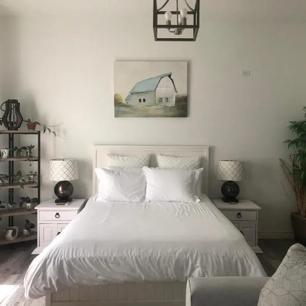 Beautiful Private Casita/Guesthouse w/ Kitchen, Access to Pool/Spa, hotel a Goodyear