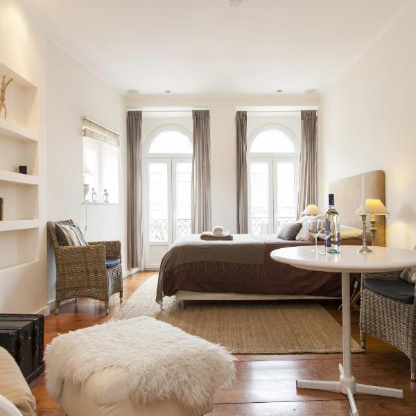 Chic 1-bed flat with balcony, view and workspace, 5mins to Santa Justa Lift