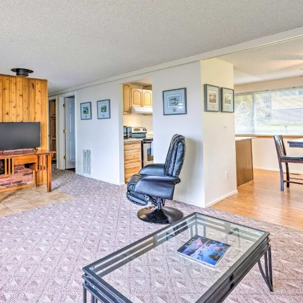 Walkable Sitka Getaway with Community Perks!, hotel en Sitka
