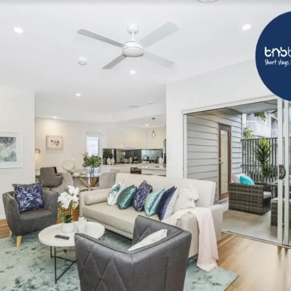 Park Ave Retreat -3 Car parks, WiFi, BBQ, King Bed, hotel in Brisbane