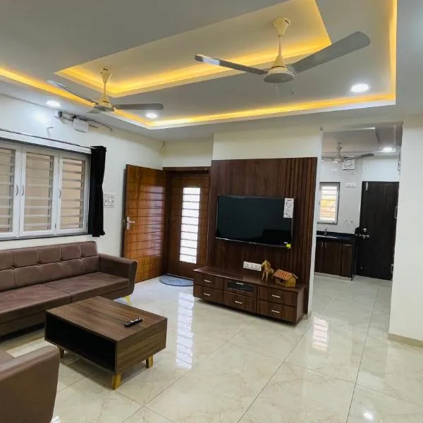 Luxurious 3 BHK Villa In Bhuj - Shivani Homestay, hotel in Bhuj
