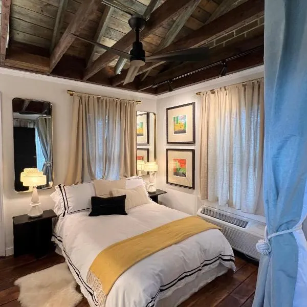 Archaic Outhouse, hotel in Santee