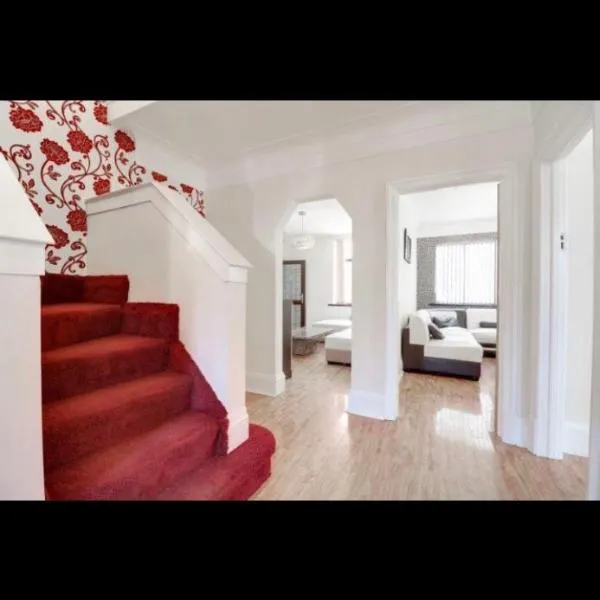 Mansion 8 bedrooms in Private Gated Ave Huge garden Hot tub FREE SAUNA up to 23, hotel v Lutonu