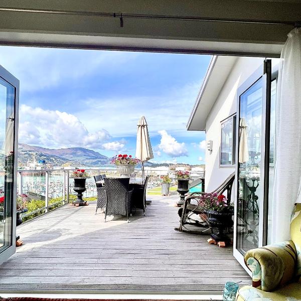 Sea views in luxury at LYTTELTON BOATIQUE HOUSE - 14 km from Christchurch
