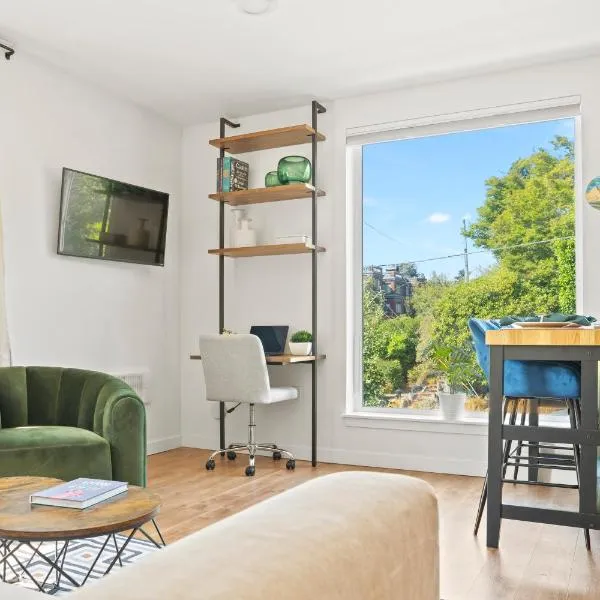 NEW Bright Capitol Hill Condo, Great Location Views, hotel u gradu Sijetl