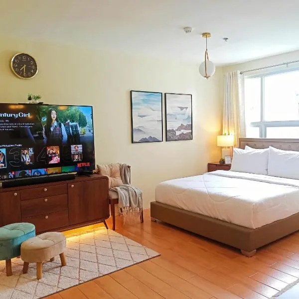 Spacious 36sqm Studio with 65" TV Netflix Karaoke and Pool Access Near Airport and Samal Ferry，位于Dasag的酒店