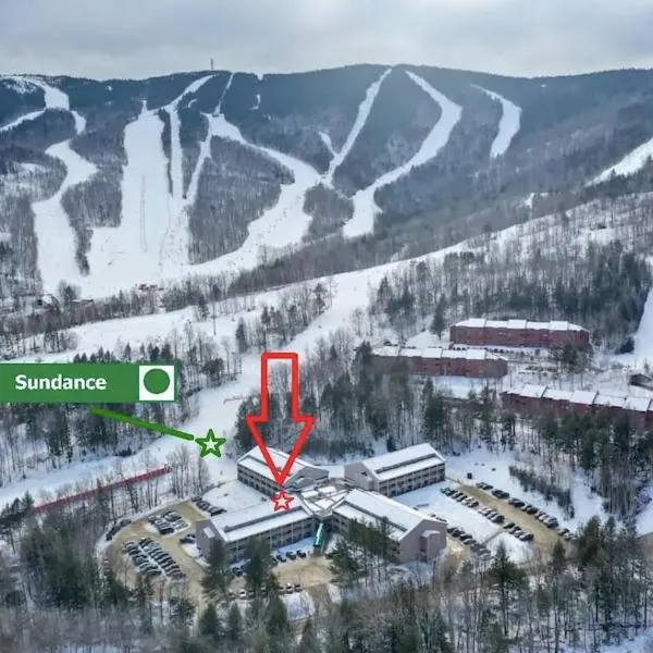 Sunday River Ski In Ski Out Mountain View Condo with Hot Tub Pool and Sauna!, hotel v destinaci Newry